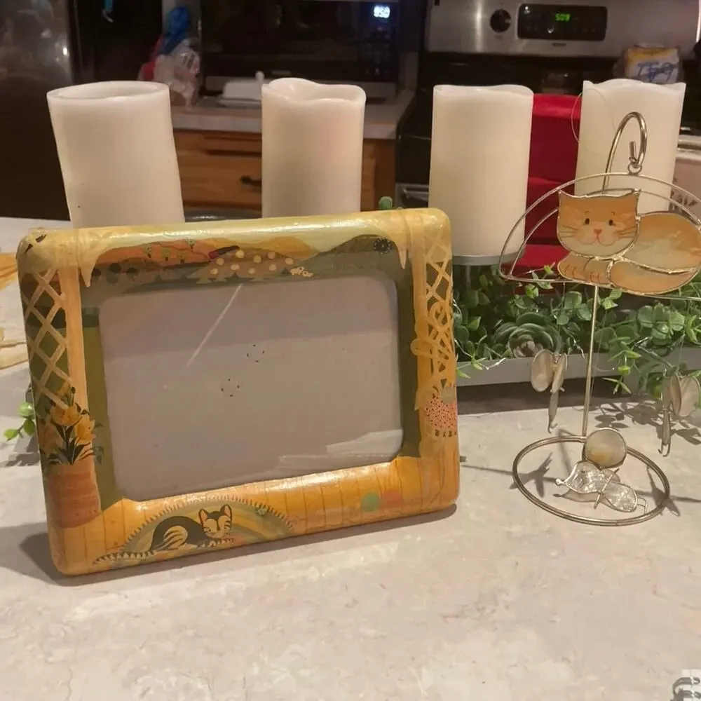 Vintage Hand Painted scenic Frame Cat & Capaz shell orange cat & mice mobile